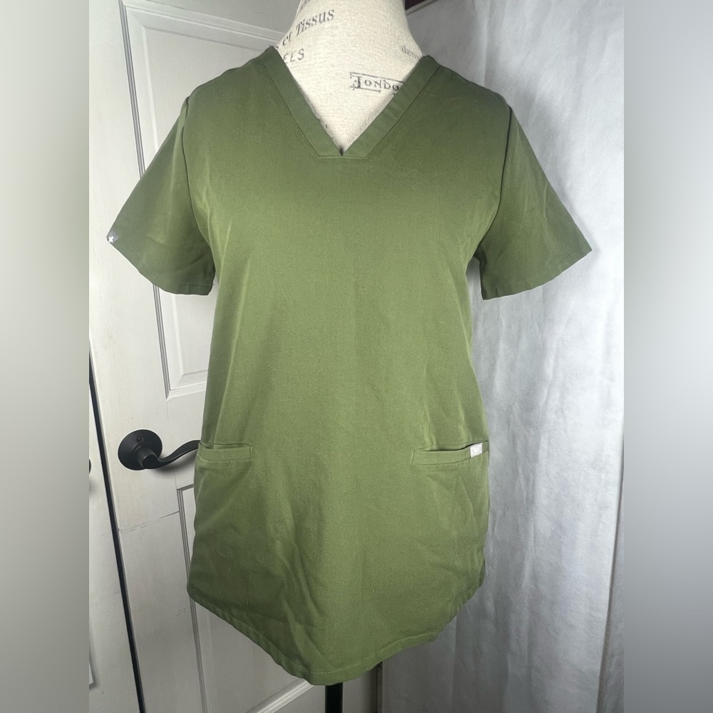 Figs Women’s Moss Green Scrub Top V Neck Front Pockets Size Small